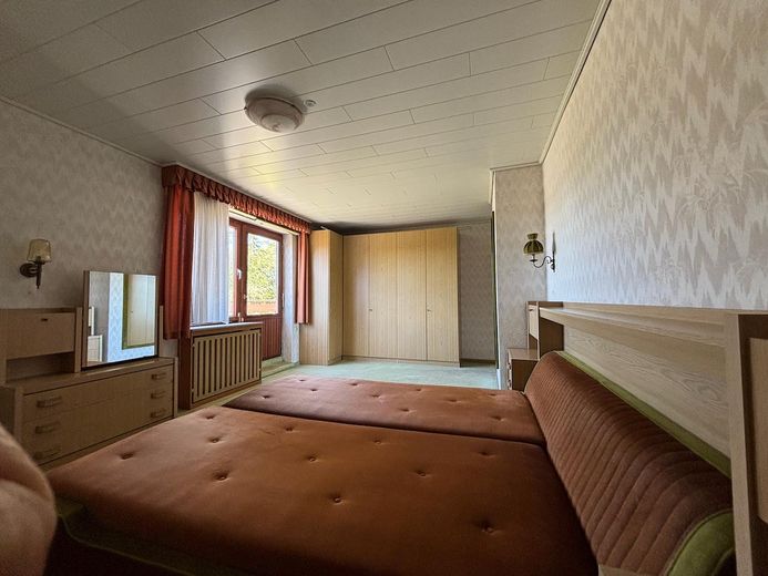 Großzügiges Wohnen in ruhiger Lage mit weitläufigem Garten in Dreye an der Grenze zu Bremen – Schlafzimmer OG mit Balkontür
