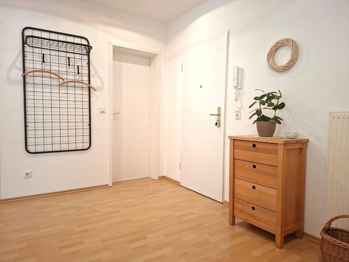 KURPARK-RESIDENZ Appartement en copropriété de 2 pièces, piscine/jacuzzi/sauna inclus dans les charges de copropriété, pompe à chaleur ! 1 place de parking en garage souterrain – Flur - Tür Gäste-WC / Eingang