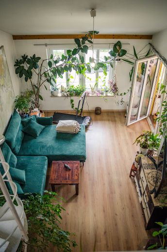 well-located maisonette condominium apartment with underground parking, only 200m to Wiesengrund! – Wohnzimmer von Galerie