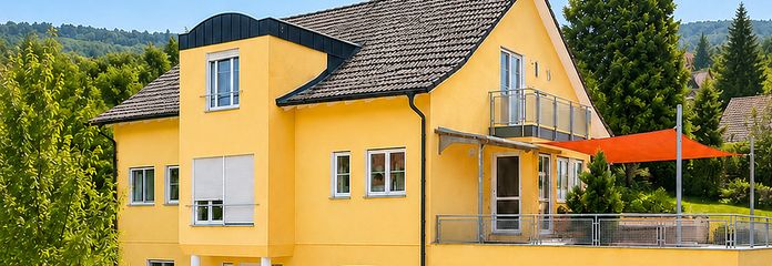 Viel Raum. Viel Privatsphäre. Viel Lebensqualität - schönes Einfamilienhaus in Herdwangen-Schönach – Vorderansicht rechte Seite