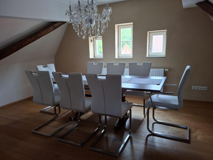Appartement ancien en duplex élégant et exclusif dans la vieille ville, avec ascenseur et balcon – Offenes Zimmer 2. Wohnebene
