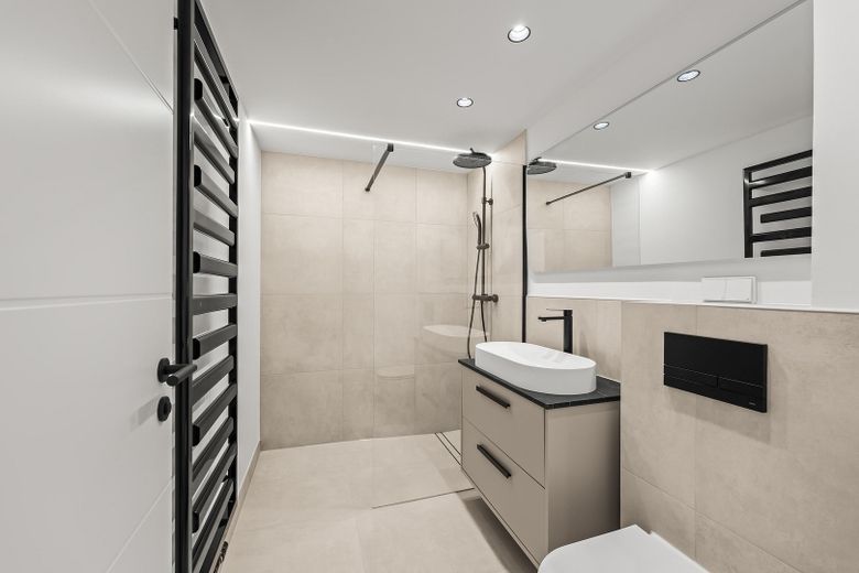 Exklusiv modernisierte 4-Zimmer-Wohnung mit Balkon in ruhiger Wohnlage – Erstbezug – Badezimmer
