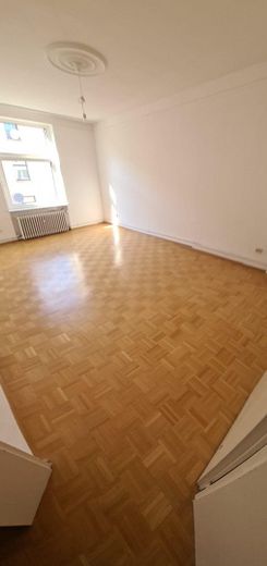 Sehr gut geschnittene Altbauwohnung in der Nähe vom Main und Baseler Platz – Wohnzimmer - leer