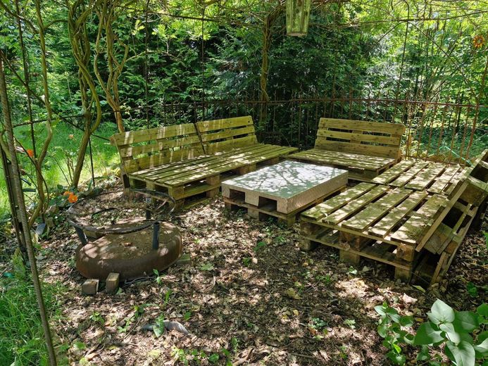 "Klein, fein, dein - Baugrundstück für Ihr Tiny House-Paradies!" – lauschiger Sitzplatz unter einem Blätterdach