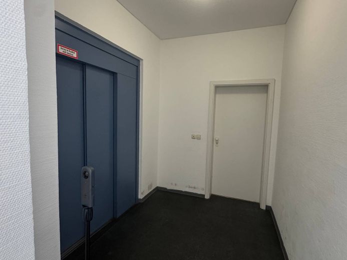 Più budget per candele e zuppa di zucca - Trasferirsi e risparmiare un canone d'affitto netto: ampio appartamento di 4 locali con 115 m² – Flur mit Fahrstuhl