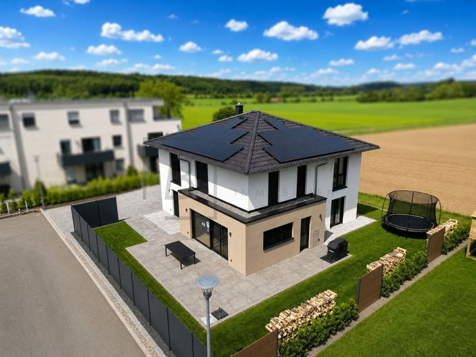 Moderne Stadtvilla mit hochwertiger Ausstattung, Smart Home &amp; PV-Anlage – Außenansicht