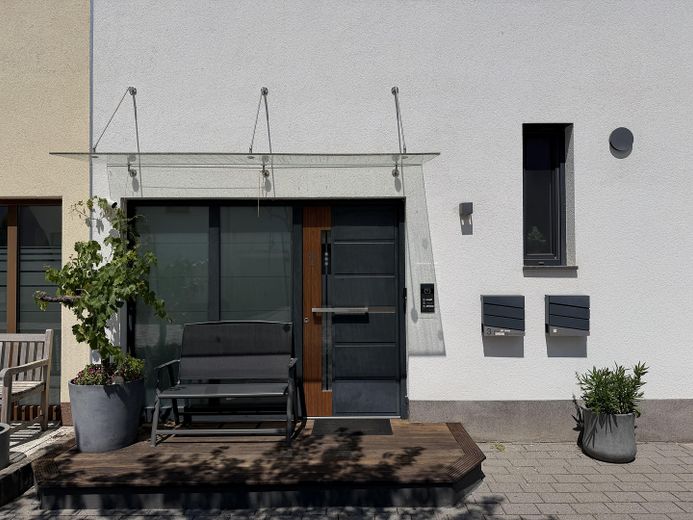 Piso en propiedad, apto para familias, en 2 plantas con carácter de casa y jardín propio – Eingang