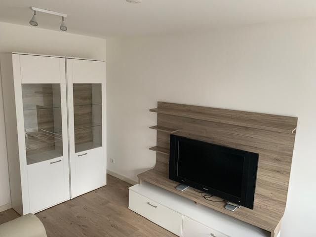 Schöner Wohnen, provisionsfreie/möblierte 1,5 Z-Whg.,2.OG, Lift, TG, 10 Min. U3, 5 % Rendite möglich – Wohnbereich