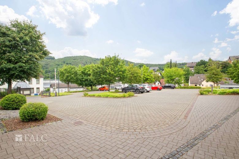 Historische Eleganz! Büro- und Praxisfläche in der Commende Waldbreitbach – Parkplatz