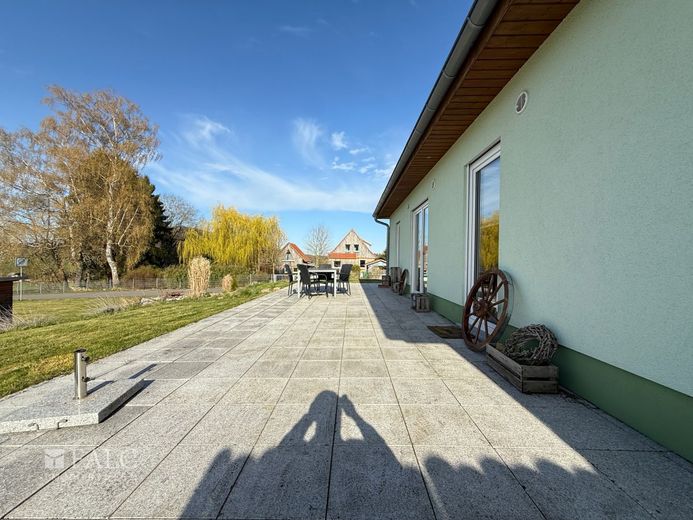 RESERVIERT***Atzenhausen - Wohnen auf einer Ebene: Neuwertiger Bungalow auf üppigem Grundstück*** – Terrasse