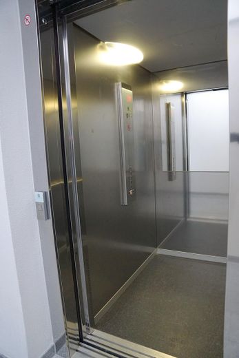 Markdorf’ta Alpler manzaralı, asansörlü ve küçük bir konut kompleksinde güneş alan 2,5 odalı çatı katı dairesi – Fotoğraf 5