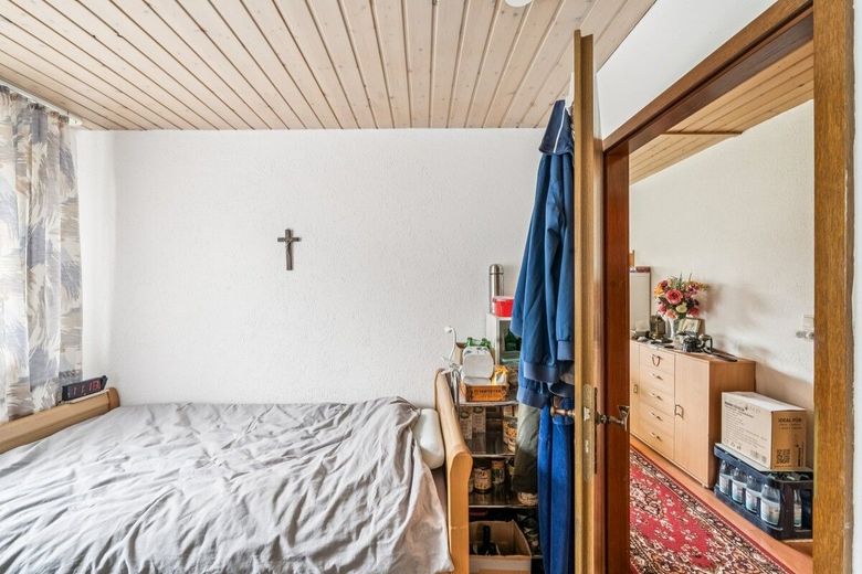 Viel Platz, viele Möglichkeiten: Gepflegtes Mehrfamilienhaus mit vier Wohneinheiten – Schlafzimmer Appartement