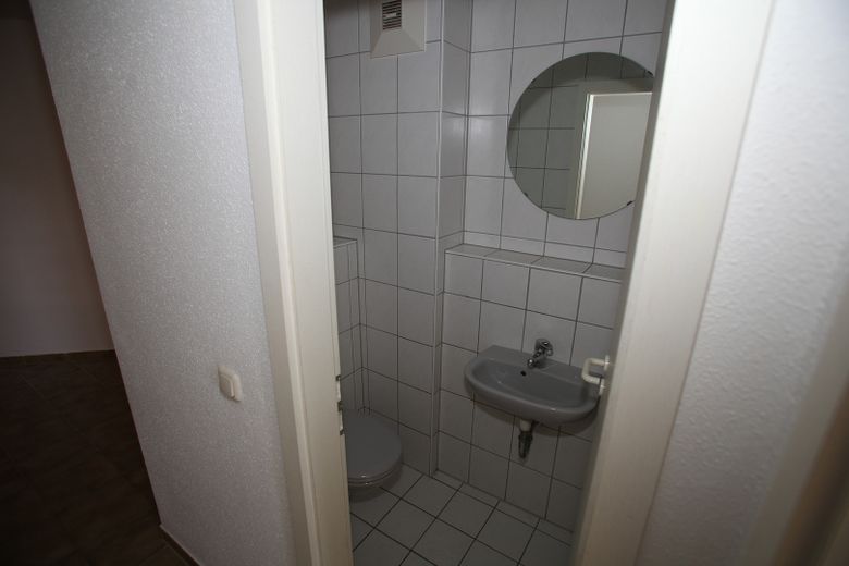 Comfortable 3-room maisonette apartment with balcony and underground garage in Plauen – Gäste WC