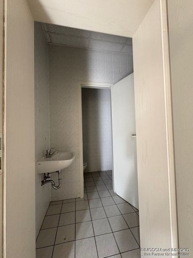 Vielseitige Büro- oder Praxiseinheit (ehem. Physiotherapie) preiswert zu vermieten! – WC