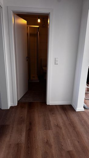 Erstbezug nach Renovierung: Moderne 2ZKB mit großer Dachloggia, EBK und Stellplatz – Blick ins Badezimmer