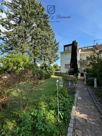 Gepflegtes 2-3 Familienhaus mit Garten + Garage, sofort verfügbar – Gebäuderückseite