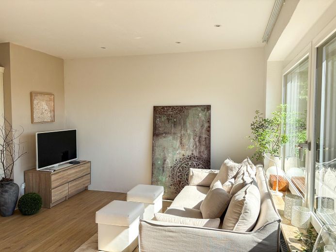 Provisionsfrei - Wohnen wie im eigenen Haus: 120m² mit Garten, Traum-Weitblick & Wellness-Faktor – Wohnzimmer