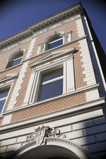 Düsseldorf'ta 2 balkonlu ve ankastre mutfaklı, özel ve hayranlık uyandıran 5 odalı eski bina dairesi – Fassadenklinker