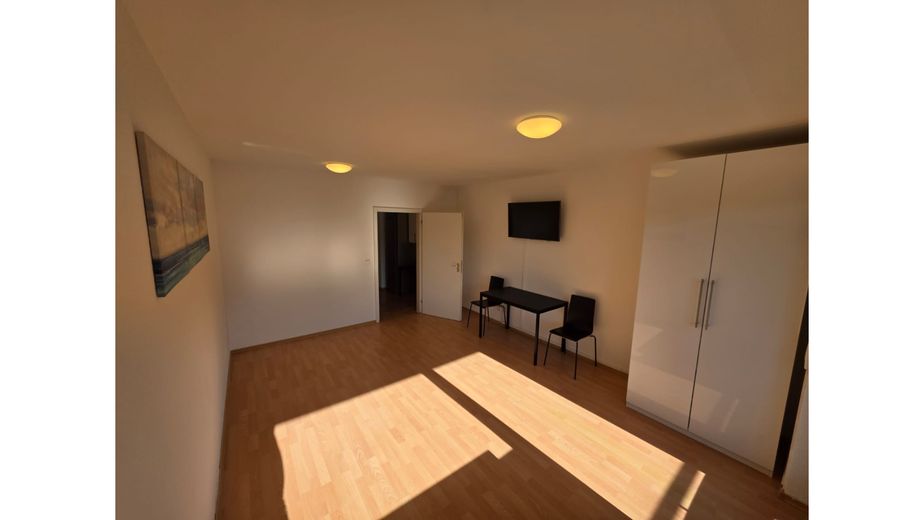 490 € Hausgeld? Dafür 511.000 € Rücklage, Hybrid-Heizung & 2 Balkone – unter 160.000 € – Zimmer links