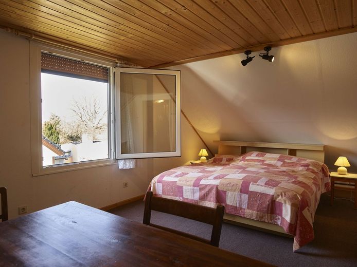 Haus mit 5 Zimmern, Wintergarten und vieles mehr – Schlafzimmer im DG