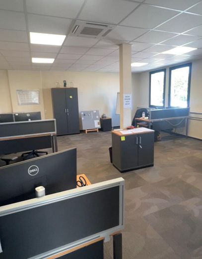 Retail space with workshop and open area in Reutlingen (formerly Enterprise Rent a Car) – Büro hinter Kundenbereich