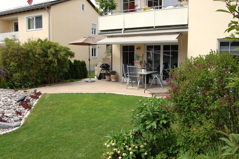 Ihr privates Zuhause in Weilheim – großzügiger Garten, stilvolles Wohnen & viel Privatsphäre – Blick auf Terrasse