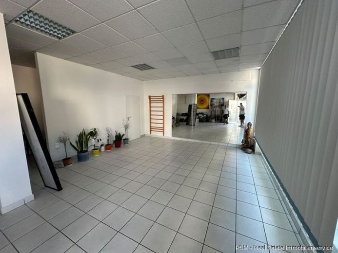 10530 - Superficie commerciale versatile al piano terra – Ideale per commercio al dettaglio, ufficio, studio medico o studio – Photo 1