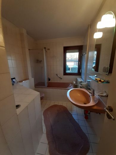 Badezimmer mit Fenster