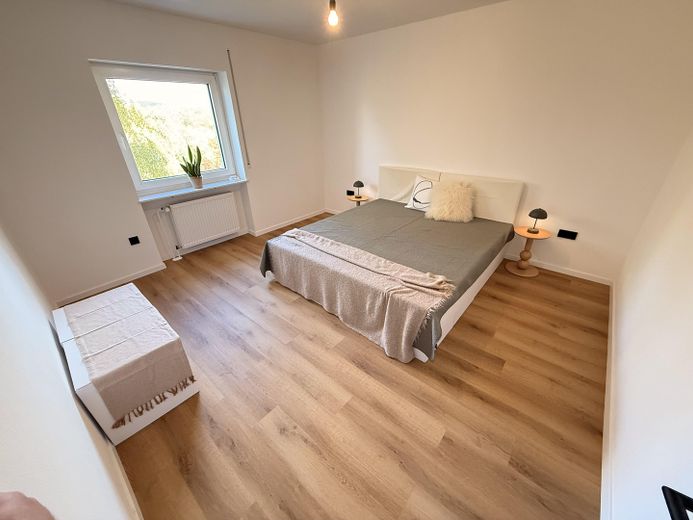 ERSTBEZUG - Vollständig sanierte 3-Zimmer-Wohnung mit Loggia und ca. 4 % Mietrendite in Nbg-Zabo – Schlafzimmer