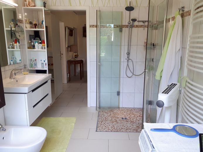 Barrierefreier Bungalow in gepflegter Gartenanlage – Bad - bodengleiche Dusche