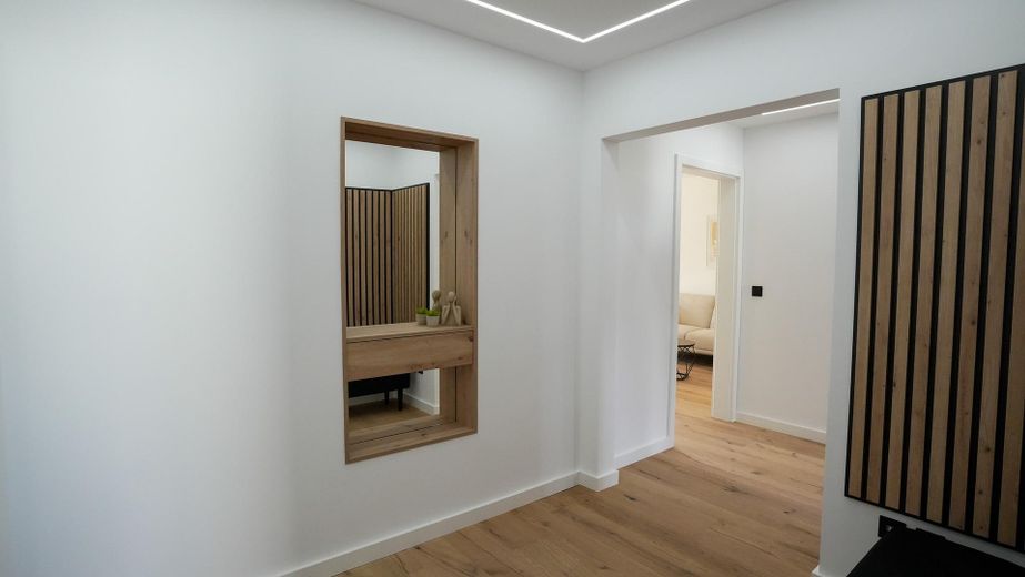 Morderne, sanierte 3 Zimmer Wohnung zum Erstbezug und Provisionsfrei – Flur