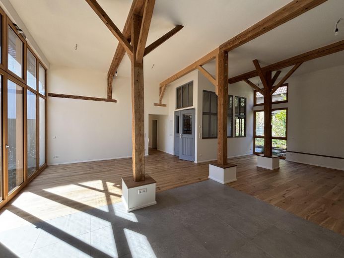 Exclusivo loft en planta baja en un edificio histórico protegido - Primera ocupación – Wohn-/Ess-/Küchenbereich