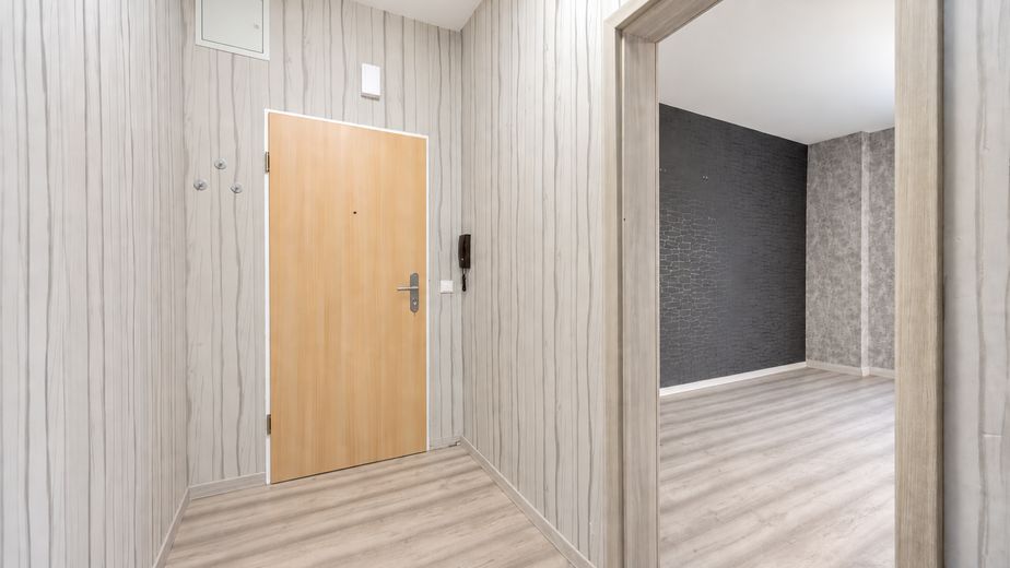 Jobcenter – جوب سنتر – Джобцентер – deine neue Wohnung ist fertig! – Flur
