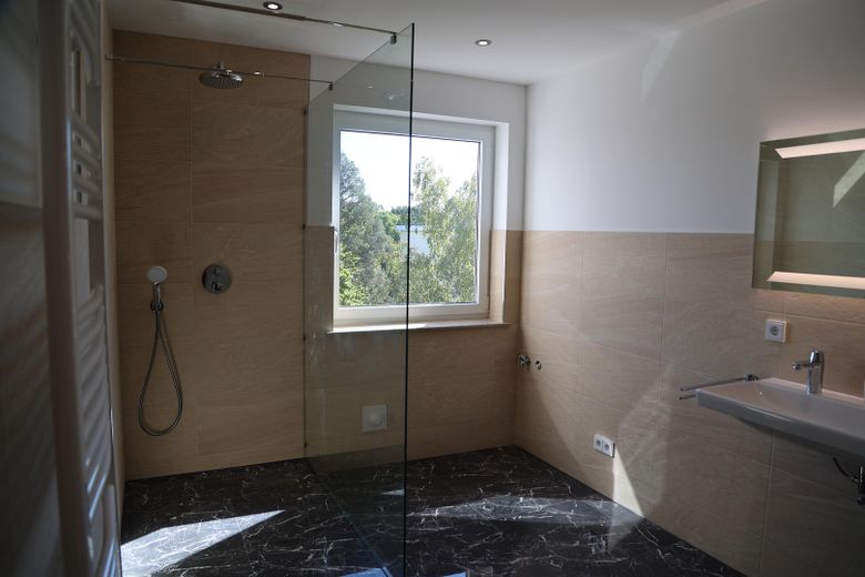 Wunderschöne 2,5-Zimmer Whg mit Panoramablick, Balkon + Tiefgarage – Foto 9