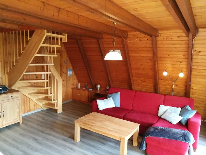 Wohnzimmer mit Treppenaufgang