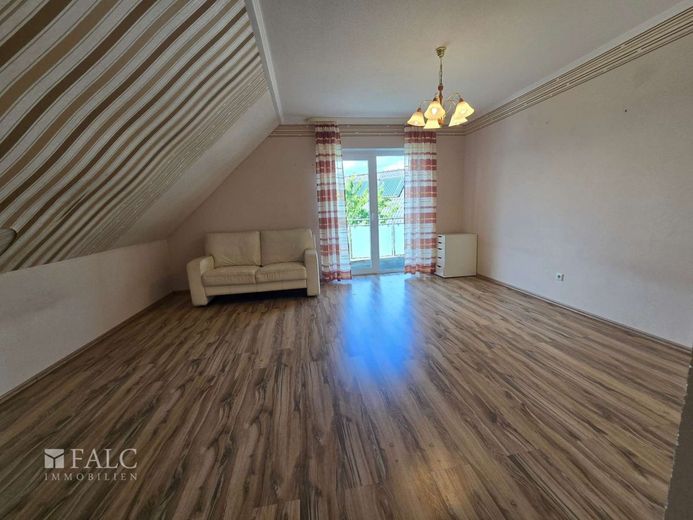 Ein Paradies für eine große Familie im Blumenviertel in Nümbrecht – Wohnzimmer