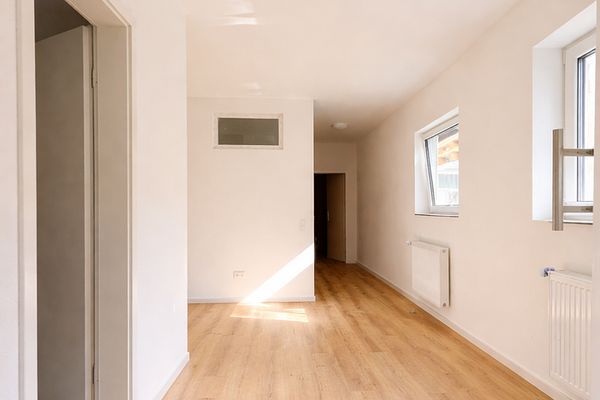 Elektrik ve ısıtma giderleri dâhil, açık planlı ankastre mutfaklı, modern şekilde yenilenmiş 2 odalı daire