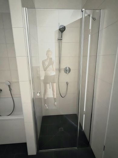 Erstbezug - Moderne geräumige Studio-Wohnung – Dusche