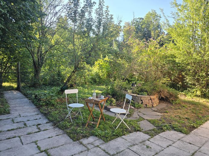 Rarität in Prien – Einfamilienhaus am Fluss Prien mit Bergblick, Wintergarten & PV – Geschützter Gartenplatz
