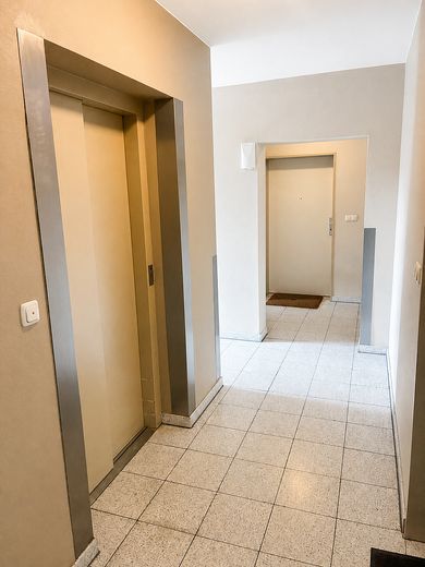 Inmueble comercial cercano al ayuntamiento en el centro de Velbert – Treppenhaus mit Aufzug 1. OG