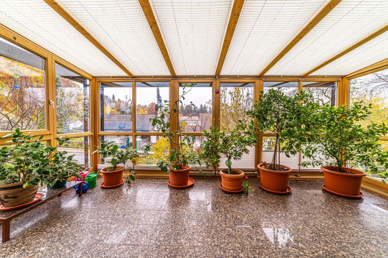 Zweifamilienhaus in Massivbau mit großem Garten in ruhiger Lage – EG Wintergarten