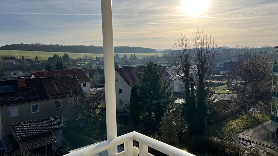 sonnige 3-Raum-Wohnung/Balkon mit Laminat und Einbauküche – Ausblick Balkon