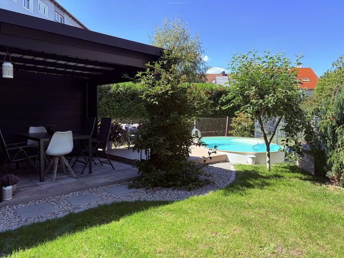 Architect-designed house with pool – Garten mit Pool