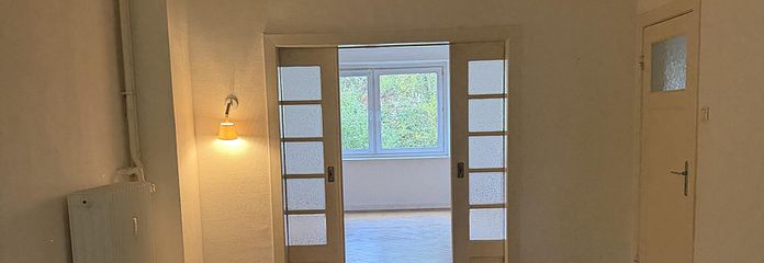 Encantador piso en edificio antiguo con parqué en espiga, techos altos y un gran jardínWellingsbüttel – Wohn & Esszimmer 