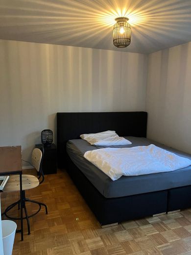 All inkl. WG Zimmer, neue Möbel, Whg renoviert, NK, Wlan, Strom inkl. – Zimmer 1 Boxspringbett 1.40 cm