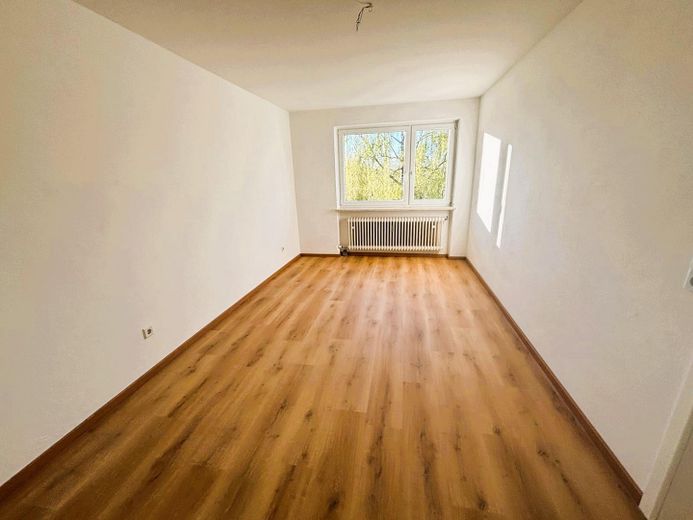 Frisch sanierte 3-Zimmer-Wohnung mit Loggia und TG in attraktiver Lage – Schlafzimmer 1