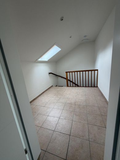 Komplett renoviertes Zweifamilienhaus 160 qm, in ruhiger Alleinlage mit großem Grundstück – Flur oben