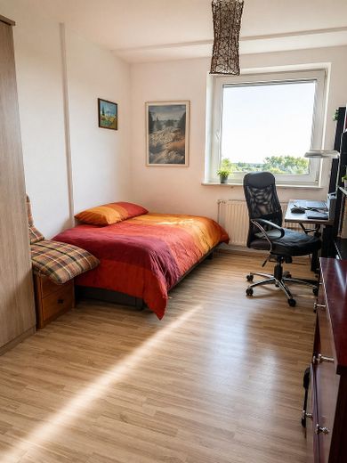 Senza commissione: luminoso appartamento di 3 locali in posizione tranquilla con vista aperta – Kinder-/Arbeitszimmer