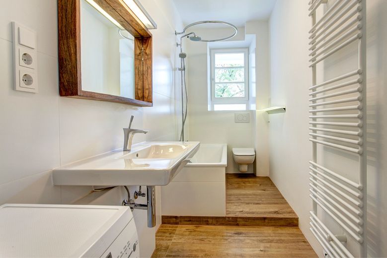 Wunderschöner 4-Zi-Altbau beim Gasteig, Lift, Balkon, TG mietbar, bezugsfrei – Bad