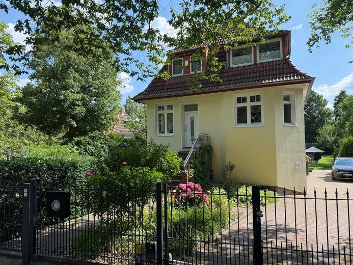 Stilvolles Einfamilienhaus mit 1.800 m2 Südgrundstück und hochwertiger Ausstattung – Vorderansicht